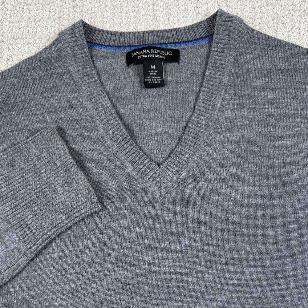 Banana Republic Mens Medium Gray Extra Fine Merino Wool V-Neck Sweater